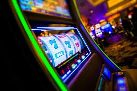 Pengguna membaca Baccarat melalui ponsel